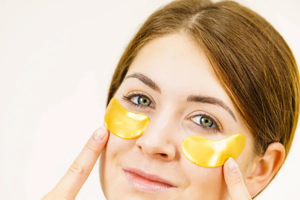 Mulher com manchas de ouro sob os olhos — Fotografia de Stock