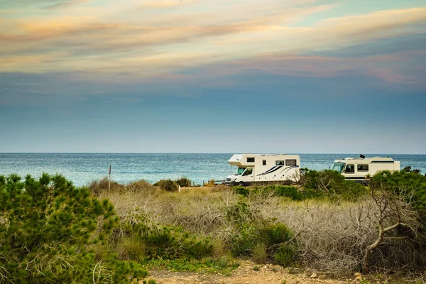 Kumsalda kamp arabaları, doğada kamp. — Stok fotoğraf