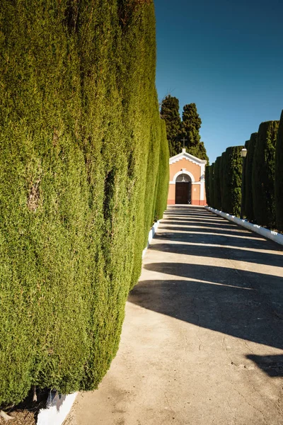 Kapelle und grüne Gartenbäume — Stockfoto