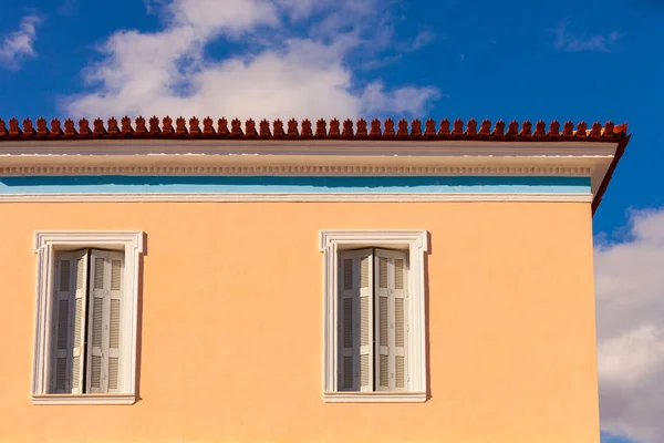 Persianas de ventana antiguas en casa naranja —  Fotos de Stock