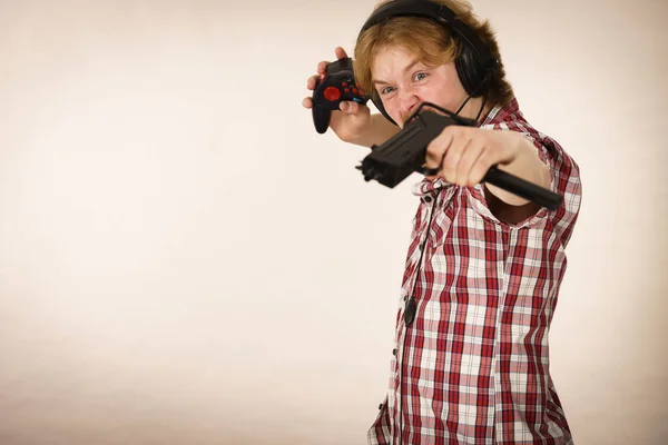 Геймер стріляє з пістолета — стокове фото