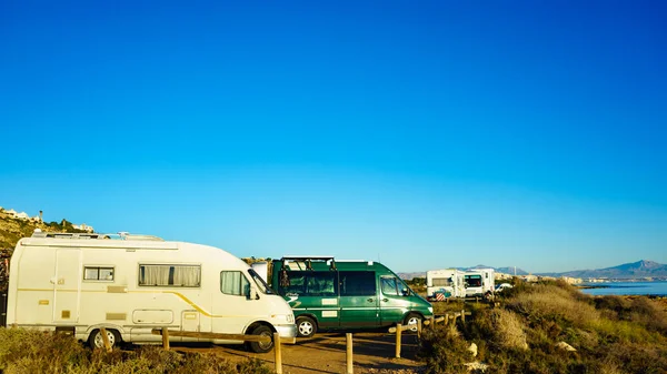 Samochody kempingowe na plaży, camping na łonie natury — Zdjęcie stockowe