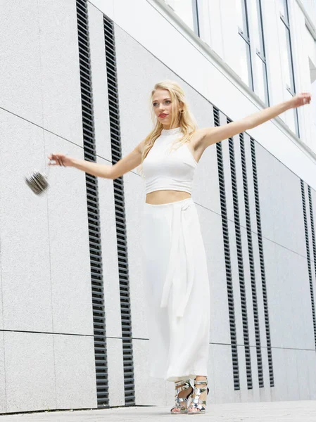 Speelse vrouw dragen gewas boven- en culottes — Stockfoto