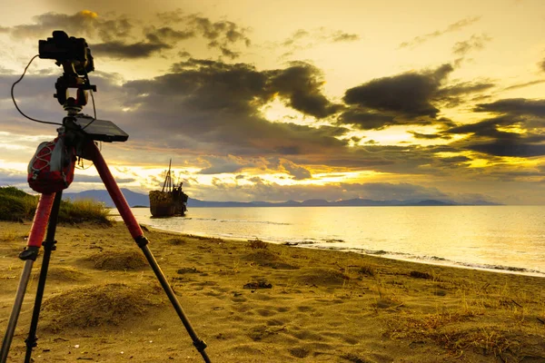 Tripod ve gemi batığı üzerinde kamera — Stok fotoğraf