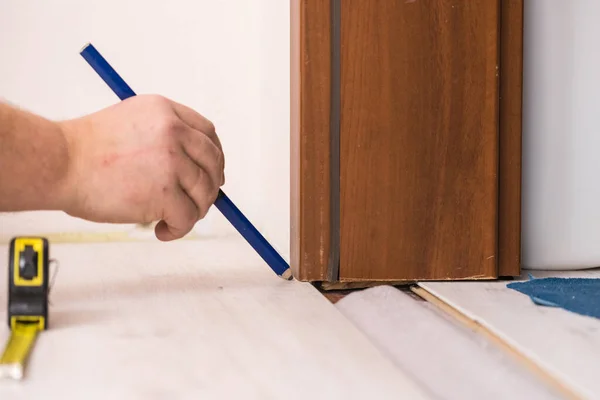 Man measuring floor panels — Stock Photo, Image