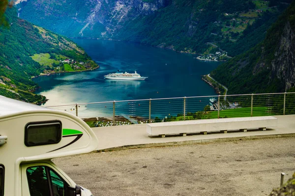 Camper over fjord Geirangerfjord, Noruega —  Fotos de Stock