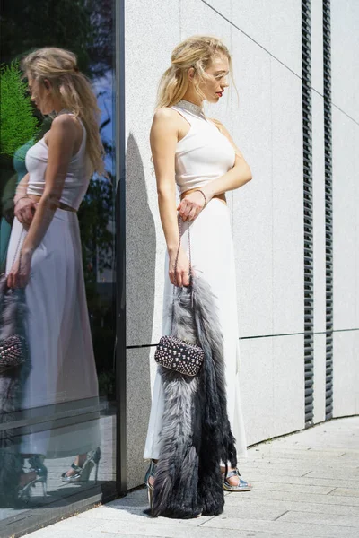 Woman wearing crop top and culottes — Stock Photo, Image