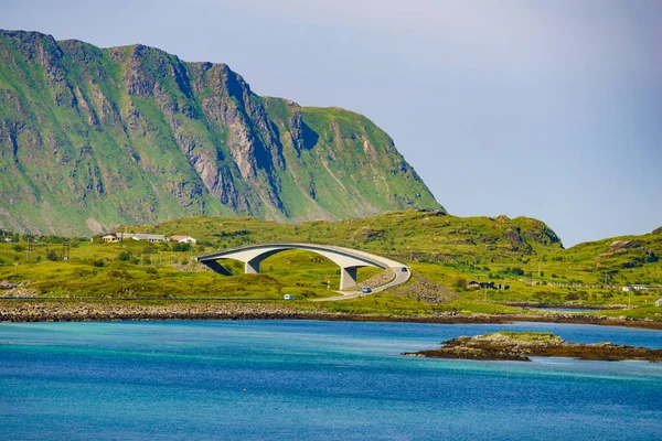 Strada e ponte sul mare., Lofoten Norvegia — Foto Stock