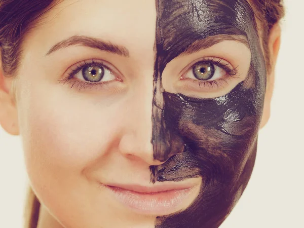 Nő fekete szénhidrát maszk az arcon — Stock Fotó