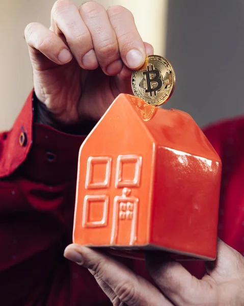 Hombre pagando el alquiler de su casa usando bitcoin — Foto de Stock