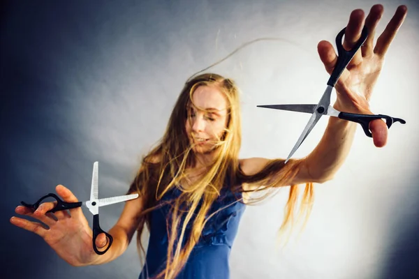 Dívka s nůžkami na stříhání vlasů — Stock fotografie
