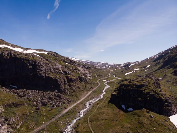 挪威山区的道路和河流 — 图库照片