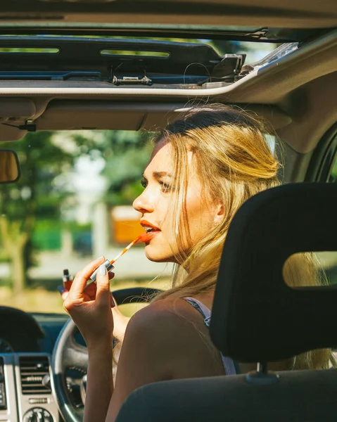 Дівчина застосовує макіяж під час водіння автомобіля . — стокове фото