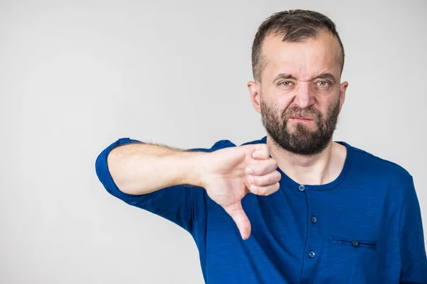 Homem adulto mostrando polegares para baixo gesto — Fotografia de Stock