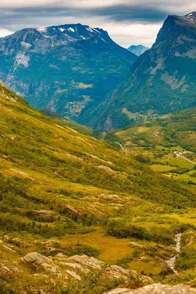 Norveç manzarası, dağlar ve yeşil vadi — Stok fotoğraf