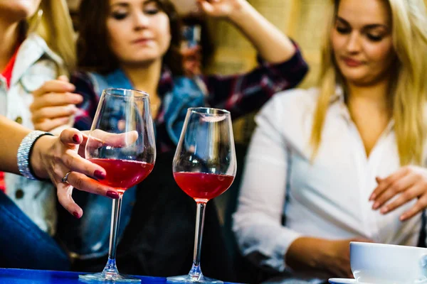 Kırmızı şarap ile iki bardak yakın — Stok fotoğraf