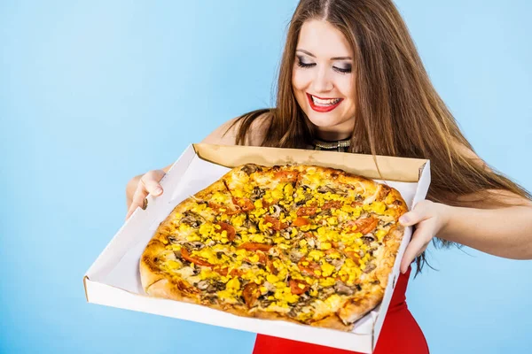 Жінка тримає велику піцу в коробці — стокове фото