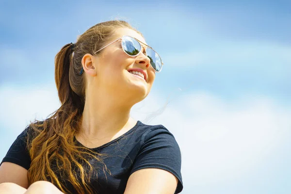 Mujer joven relajante al aire libre —  Fotos de Stock