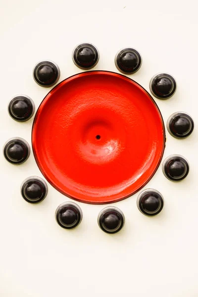 Detailní záběr z červené detailní černé šrouby — Stock fotografie