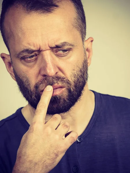 Verward gerichte ernstige man denken — Stockfoto