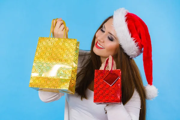 Gelukkige kerstvrouw houdt geschenken tas — Stockfoto