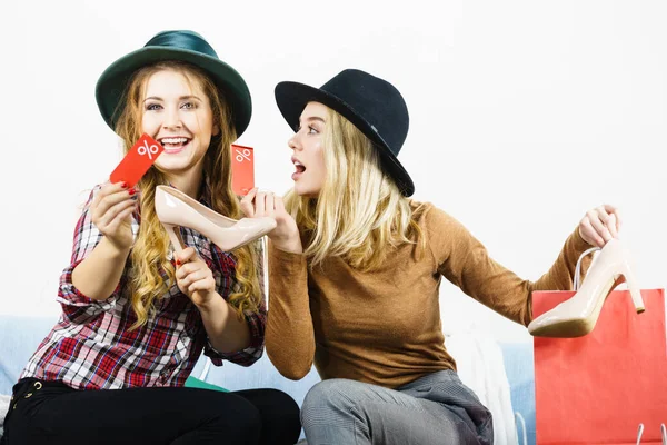 Zwei Frauen nach dem Verkauf einkaufen — Stockfoto