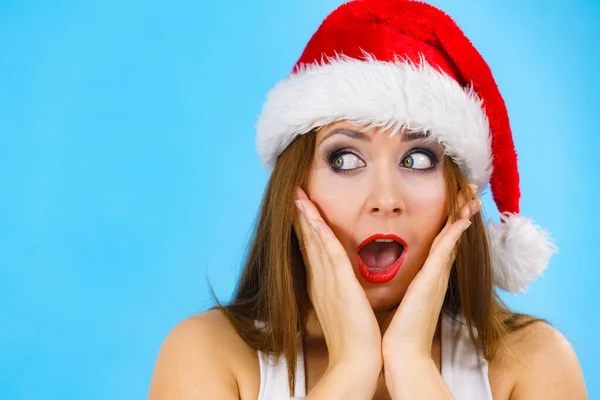 Mulher surpresa em chapéu de santa claus — Fotografia de Stock