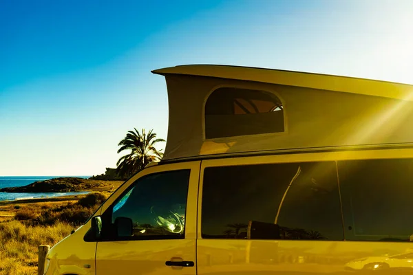 Camper van z namiotem na dachu na plaży — Zdjęcie stockowe