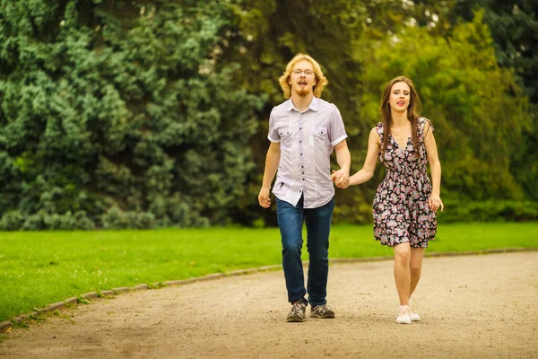 Feliz pareja jugando en el parque —  Fotos de Stock