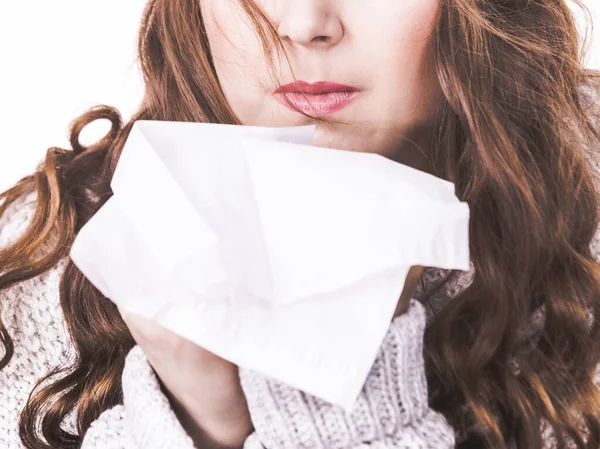 Больная замерзающая женщина чихает в тканях — стоковое фото