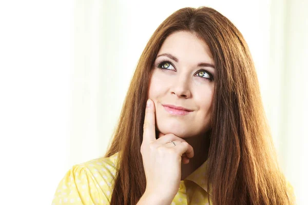 Mujer feliz pensando preguntándose — Foto de Stock