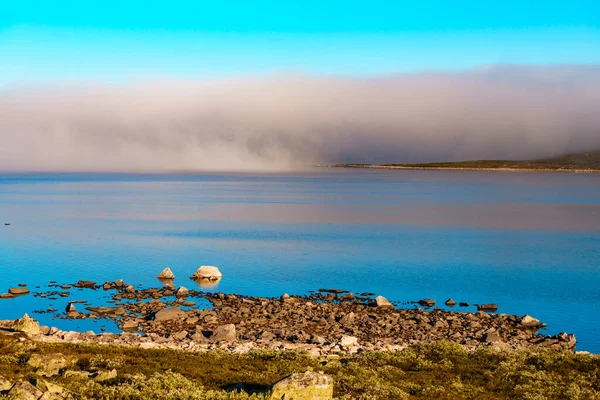 Nuvole sopra l'acqua del lago, Hardangervidda paesaggio, Norvegia — Foto Stock