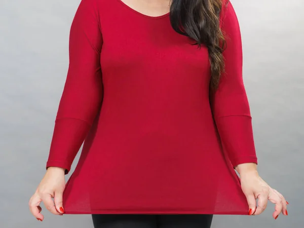 Žena a velikost v červené tunice — Stock fotografie