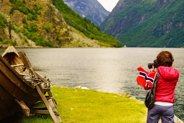 Turista con macchina fotografica vicino vecchia barca vichinga, Norvegia — Foto Stock