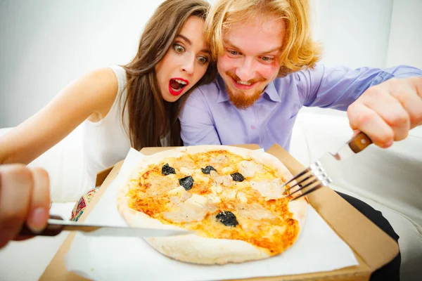 Lustiges Paar isst Pizza — Stockfoto