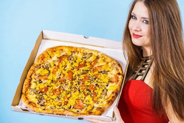 Vrouw met grote pizza in vak — Stockfoto