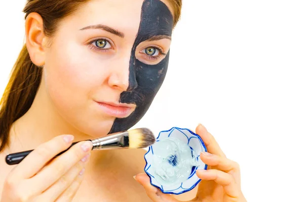 Fille masque noir sur la moitié du visage appliquer de la boue blanche — Photo