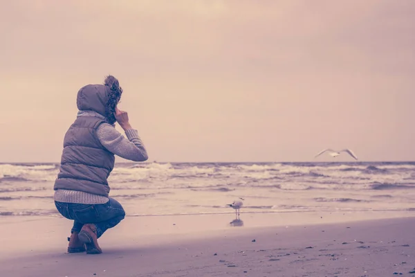 Mulher andando na praia, outono dia frio — Fotografia de Stock