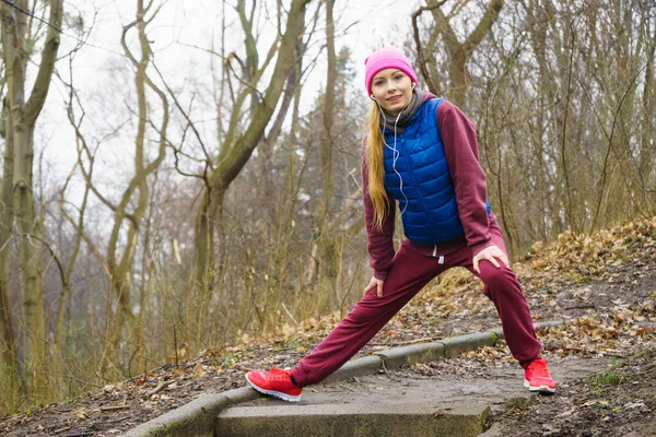 Kvinna som bär sportkläder utöva utanför under hösten — Stockfoto