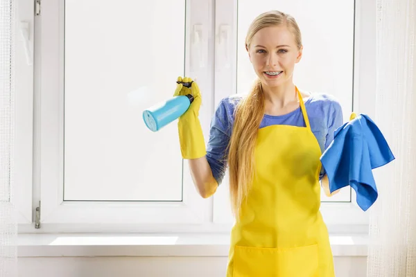 Mujer ventana de limpieza en casa —  Fotos de Stock