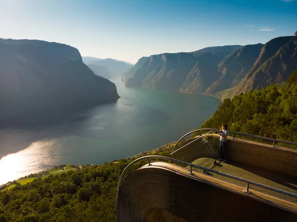 Turista disfrutando de la vista del fiordo en el mirador Stegastein Noruega — Foto de Stock