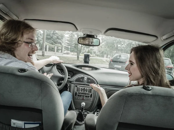 Gelukkig man en vrouw in auto — Stockfoto