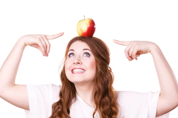 Donna divertente ragazza tiene sulla testa mela frutta — Foto Stock