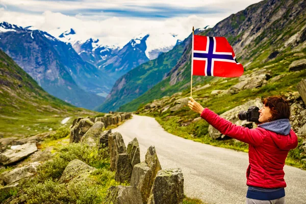 Touristin fotografiert in den norwegischen Bergen. — Stockfoto