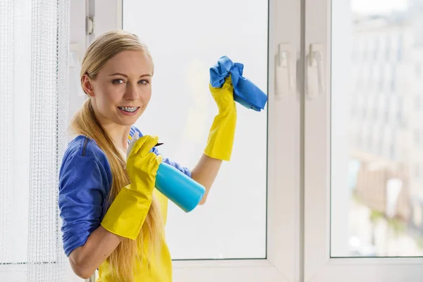 Γυναικείο παράθυρο καθαρισμού στο σπίτι — Φωτογραφία Αρχείου