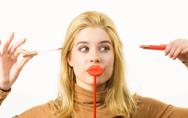 Frau trägt Lippenstift oder Lipgloss auf — Stockfoto