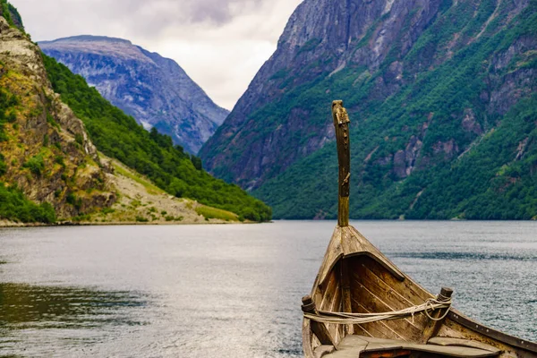 Stara łódź Wikingów na brzegu fiordu, Norwegia — Zdjęcie stockowe