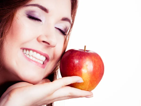 Mujer sostiene fruta de manzana cerca de la cara, aislado —  Fotos de Stock