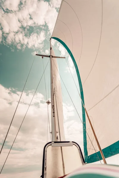 Gedetailleerde close-up van zeil op zeilboot — Stockfoto