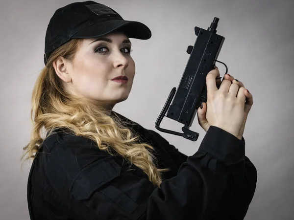 Женщина держит пистолет в руках . — стоковое фото